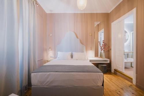 Postel nebo postele na pokoji v ubytování Mantzarou Suites by Corfu Collection
