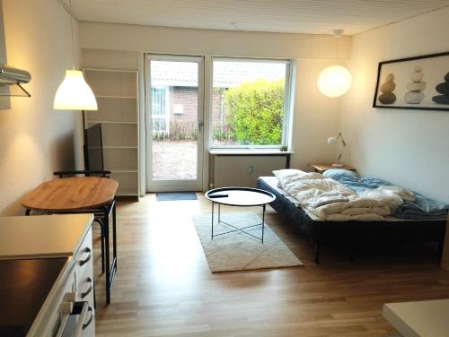 - un salon avec un lit et une table dans l'établissement (id110) Grønlandsparken 56. G, à Esbjerg