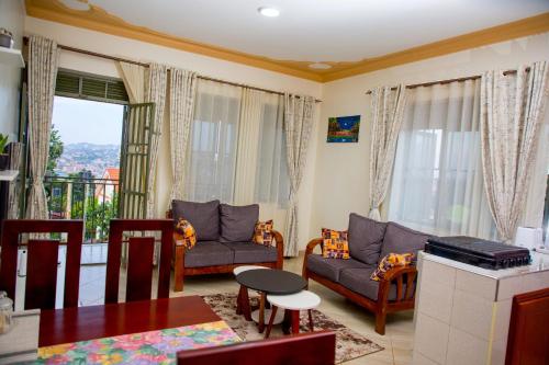 una sala de estar con un sofá y una mesa en PSK Heights, en Kampala