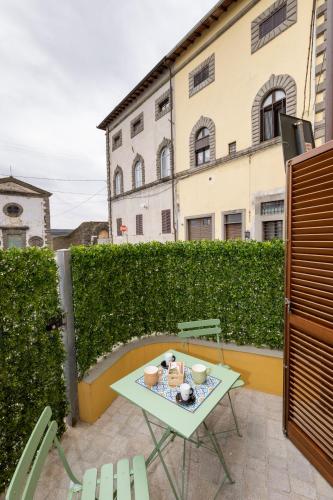 a patio with a table and chairs and a building at [HEART OF TUSCANY] PINOCCHIO’S in Collodi