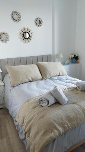 une chambre avec un lit avec des serviettes dessus dans l'établissement Appartement avec terrasse, à Libourne