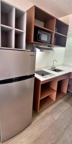 eine Küche mit einer Spüle und einer Mikrowelle in der Unterkunft My Home at Columbus in Columbus