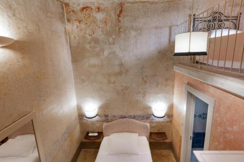 Zimmer mit 2 Betten und einem Kamin in der Unterkunft Dimore Briganti in Gallipoli
