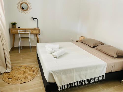 sypialnia z łóżkiem z ręcznikami w obiekcie Villa des Ajoncs Ermitage les Bains-150m du Lagon w mieście L'Ermitage-Les-Bains