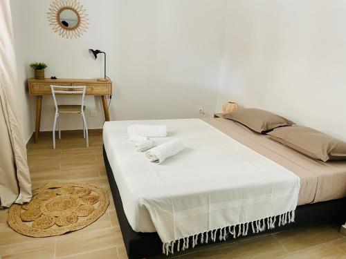 a bedroom with a bed with towels on it at Villa des Ajoncs Ermitage les Bains-150m du Lagon in L'Ermitage-Les-Bains