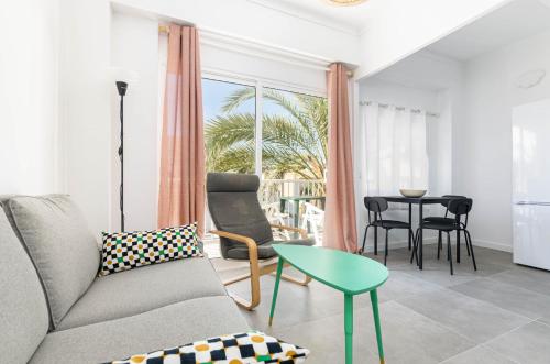 uma sala de estar com um sofá e uma mesa em YourHouse Monges apartment with balcony em Can Picafort