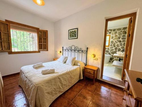 A bed or beds in a room at Villa La Solana Rocabella