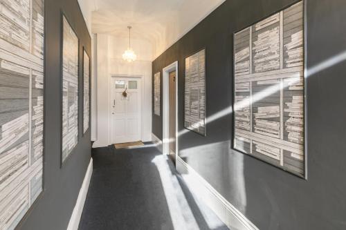 un pasillo con pinturas en las paredes de una casa en Modern Apartment, 2 Stops to Central London, Netflix, Smart Locks, en Ealing