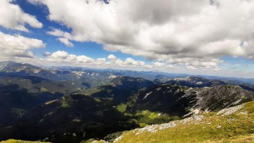 a view of the mountains from the top of a mountain at Romantiksuite bei Seitberger in Frauenberg
