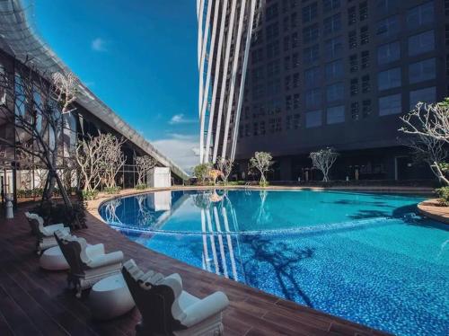 a large swimming pool in the middle of a building at Muji Style 2-bedrooms Arte Mont Kiara Kuala Lumpur in Kuala Lumpur