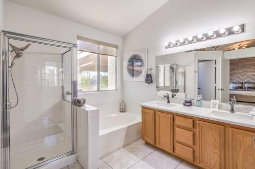 La salle de bains est pourvue d'une baignoire, d'un lavabo et d'une douche. dans l'établissement Family Fun for Everyone in Las Vegas- 4 Bedrooms, Billiards, Game Room, à Las Vegas