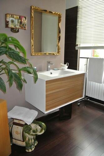 une salle de bain avec un lavabo et un miroir dans l'établissement Au Cœur de Vaison la Romaine Maison de charme, jardin, piscine., à Vaison-la-Romaine