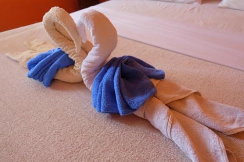 un conejo de peluche en el suelo de una cama en B&B House & Hostel, en Krabi