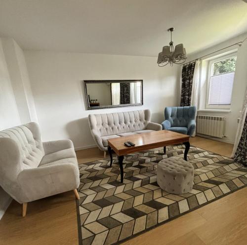 sala de estar con 2 sillas y mesa en Dunajec Home 
