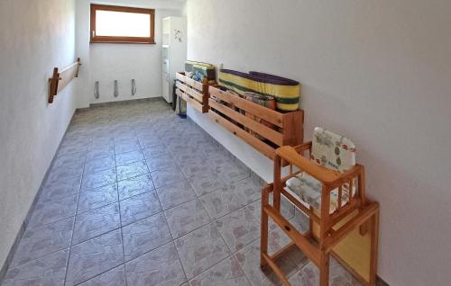 een hal met verschillende houten banken in een kamer bij Stunning Apartment In Mirow Ot Roggentin With Kitchen in Roggentin