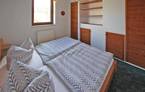 een slaapkamer met een bed met een deken erop bij Stunning Apartment In Mirow Ot Roggentin With Kitchen in Roggentin