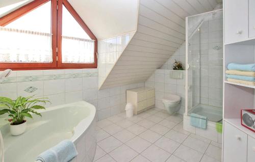 Kupatilo u objektu Stunning Apartment In Rbel-mritz With Kitchen
