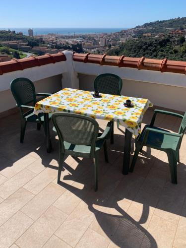 una mesa y sillas en un balcón con vistas en T V B - Vacanze Imperia, en Imperia