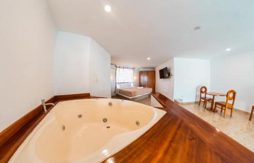 uma grande banheira branca num quarto em Hotel Beso de Sal Resort em Colán