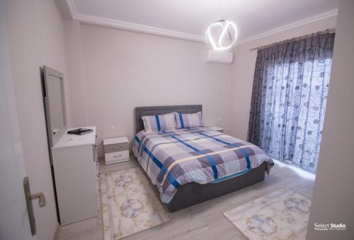 Кровать или кровати в номере Family and Friends Apartment Korce
