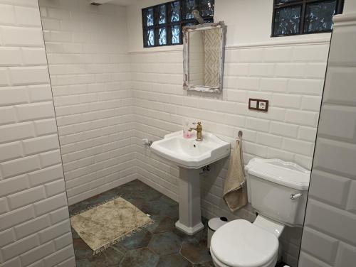 uma casa de banho branca com um WC e um lavatório em Classic Deluxe Tapolca em Tapolca