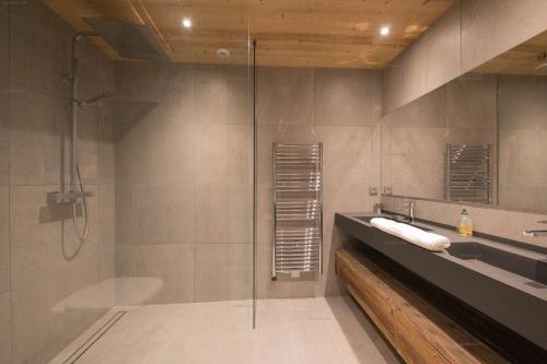 un bagno con doccia e lavandino di Savoielac - La Clusaz- Piscine intérieure : Chalet Viking a La Clusaz