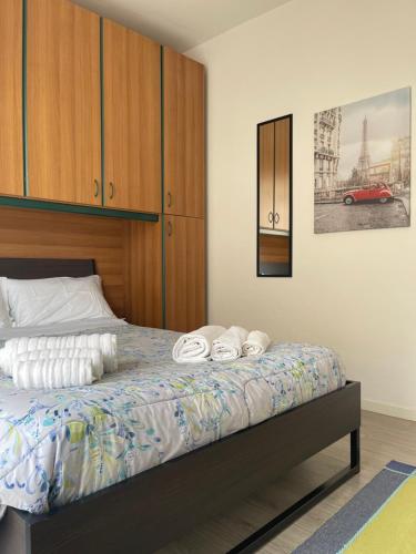 - une chambre avec un lit et des serviettes dans l'établissement Casa Vianello, à Padoue