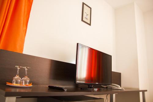 a flat screen tv sitting on top of a table at Villa Grande in Iaşi