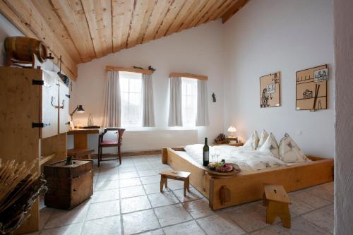 sypialnia z łóżkiem i biurkiem w pokoju w obiekcie Hotel Arkanum w mieście Salgesch