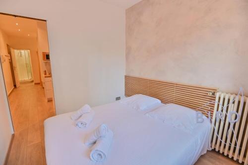 une chambre avec un lit blanc avec des serviettes dessus dans l'établissement Carré d'Or 2p à deux pas de la mer, à Nice