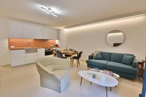 - un salon avec un canapé et une table dans l'établissement Superb spacious and tastefully renovated accommodation, à Saint-Laurent-du-Var