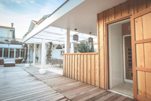 Otwarte drzwi na taras z patio w obiekcie VILLA LES PEUPLIERS w mieście Royan
