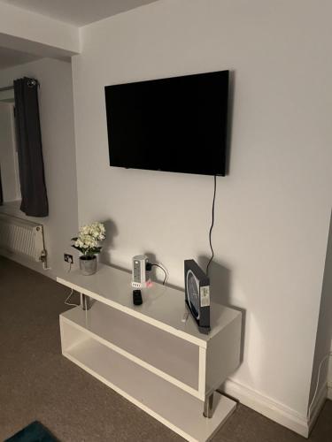 Μια τηλεόραση ή/και κέντρο ψυχαγωγίας στο Russell Square Apartment
