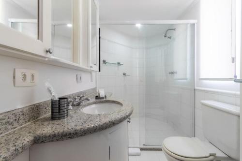 a bathroom with a toilet and a sink and a shower at Flat Hotel Transamérica - Limpeza diária e garagem in São Paulo