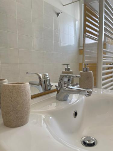 La salle de bains est pourvue d'un lavabo et d'un miroir. dans l'établissement Casa Vianello, à Padoue