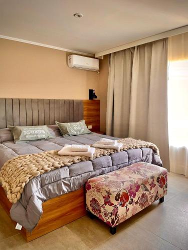 Un pat sau paturi într-o cameră la Suites CasaCruz Tandil
