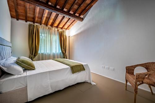 una camera con letto, finestra e sedia di YiD Cozy House in Fiesole 5 min from Florence a Fiesole
