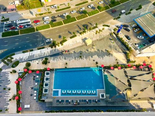 Swimmingpoolen hos eller tæt på MAG318, Modern Studio Apartment with Great Amenities and Canal View, 5min Walk to Dubai Mall