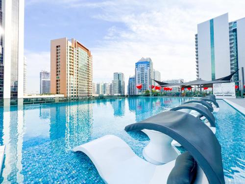 MAG318, Modern Studio Apartment with Great Amenities and Canal View, 5min Walk to Dubai Mall