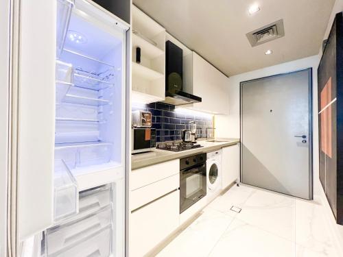 Køkken eller tekøkken på MAG318, Modern Studio Apartment with Great Amenities and Canal View, 5min Walk to Dubai Mall