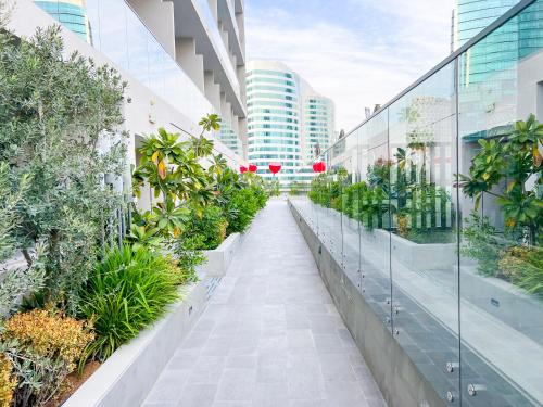 En have udenfor MAG318, Modern Studio Apartment with Great Amenities and Canal View, 5min Walk to Dubai Mall
