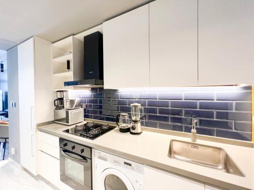 Køkken eller tekøkken på MAG318, Modern Studio Apartment with Great Amenities and Canal View, 5min Walk to Dubai Mall