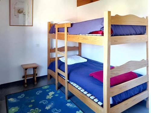 Cette chambre dispose de lits superposés et de 2 lits superposés. dans l'établissement Maison de 3 chambres avec jardin clos et wifi a Vielle Saint Girons, à Vielle-Saint-Girons