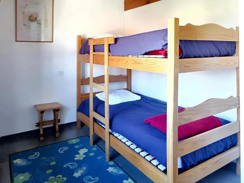 a bunk bed room with two bunk beds at Maison accueillante à Vielle-Saint-Girons avec jardin et cheminée in Vielle-Saint-Girons