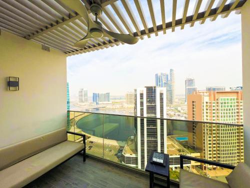 En balkon eller terrasse på MAG318, Modern Studio Apartment with Great Amenities and Canal View, 5min Walk to Dubai Mall