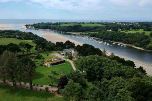 une vue aérienne d'une maison au bord d'une rivière dans l'établissement Avocette élégante - Laïta Guidel, à Guidel