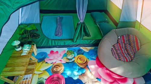 een kamer met een speeltent met een bed bij Oasis forest garden in Ban Takuk Nua