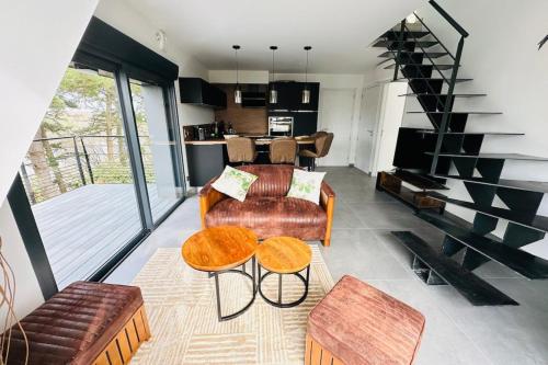 un salon avec deux chaises et une table dans l'établissement Linotte mélodieuse-Laïta Guidel, à Guidel