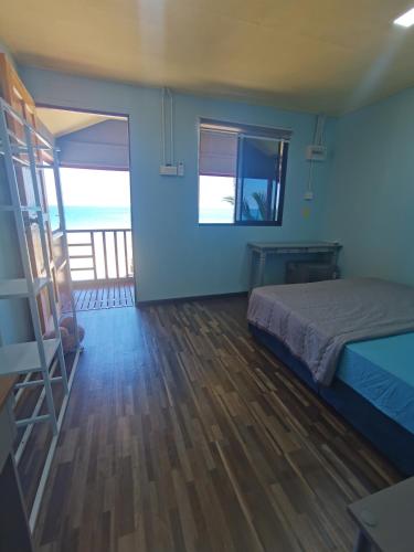 Un ou plusieurs lits dans un hébergement de l'établissement Permata Beach Chalet