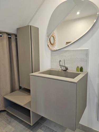a bathroom with a sink and a mirror at Maison Brizon collection Pepeaz in Tours